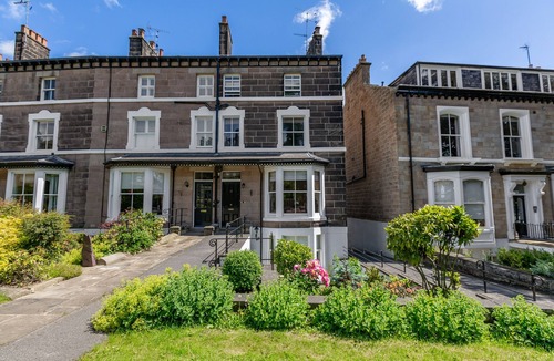 Harrogate City Centre Apartment | Upper Swan View Harrogate - great location. Sleeps 3. Dog Friendly. Free Parking