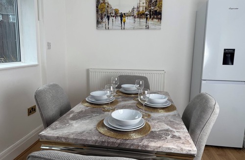 Ridgeway House | Urban Calm – Spacious 3-Bed Home with Free Parking Self Check-In