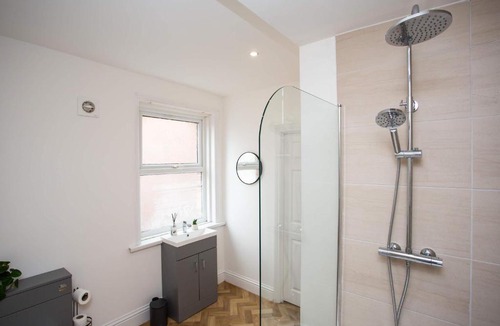 Ashington House | Vacant Nests Spacious 4BR house Central WiFi