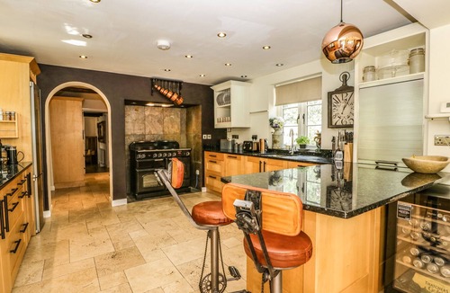 Devizes House | VALLEY HOUSE, pet friendly, luxury holiday cottage in Devizes