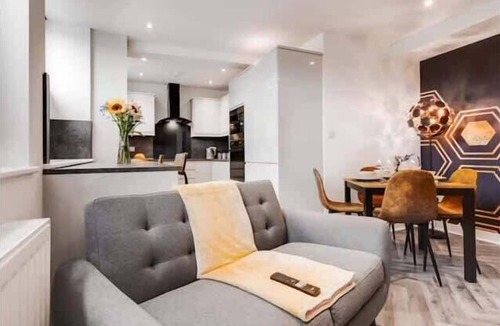 Hyde Apartment | Victoria Residence