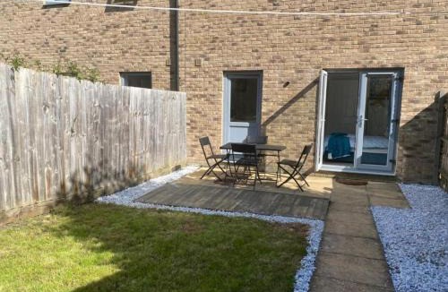 Cambridge House | Warm & Homely Milton Rd House w Big Garden, High Speed WIFI & Free Parking