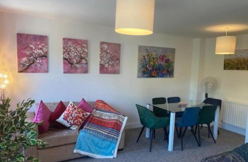 Cambridge House | Warm & Homely Milton Rd House w Big Garden, High Speed WIFI & Free Parking