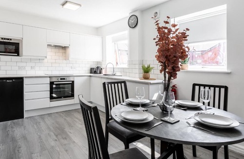 Preston Apartment | Waterfront 2 Bed Apartment - Free Parking & Wi-Fi
