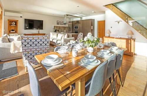 South Cerney House | Waters Edge 16, Heron Lodge - Lakeside Holiday Home, Hot Tub, Sleeps 8