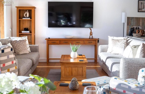 South Cerney House | Waters Edge 16, Heron Lodge - Lakeside Holiday Home, Hot Tub, Sleeps 8