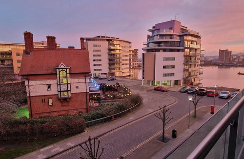 Newham Apartment | WATERSIDE 2 BDR FLAT 5 minutes to ExCel