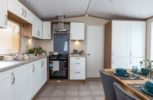 Great Billing Cottage | WATERSIDE HAVEN, family friendly in Billing Aquadrome Holiday Park