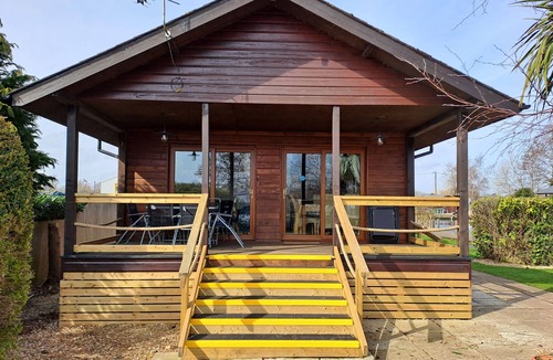 Brundall Cabin | Waterside River Retreat - sleeps 6 guests in 3 bedrooms