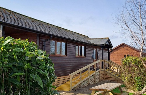 Brundall Cabin | Waterside River Retreat - sleeps 6 guests in 3 bedrooms