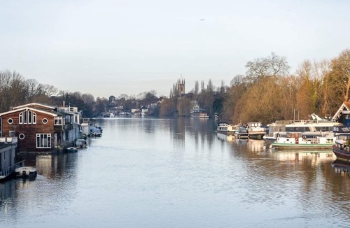 Richmond-upon-Thames Apartment | Waterside studio on River Thames