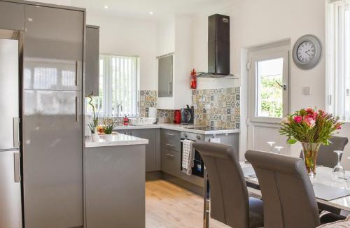 Llanelli House | Waun Bungalow