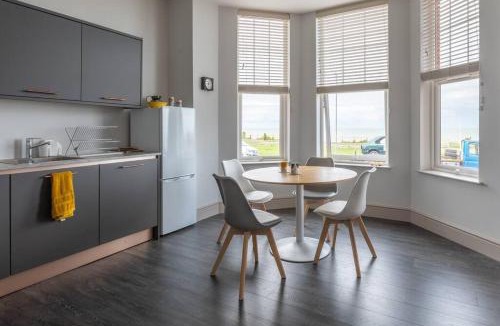 Cliftonville Apartment | Waves@Walpole - 2 Bed Flat with Amazing Sea Views