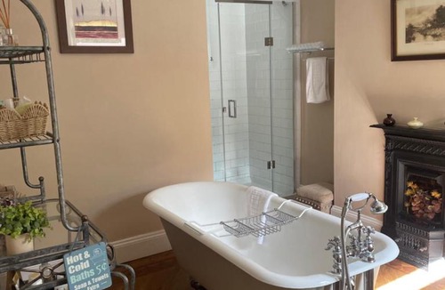 Lincoln House | Wayside , 3 bed , 2 bath charming house close to Lincoln