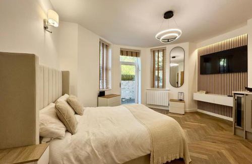West Cliff Apartment | West Cliff Studio - Private Garden mins from Beach