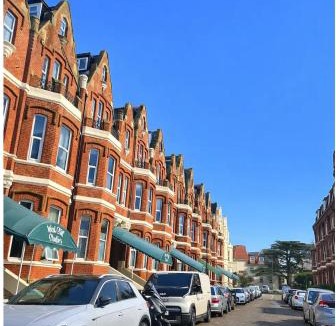West Cliff Apartment | West Cliff Studio - Private Garden mins from Beach