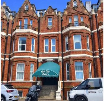West Cliff Apartment | West Cliff Studio - Private Garden mins from Beach