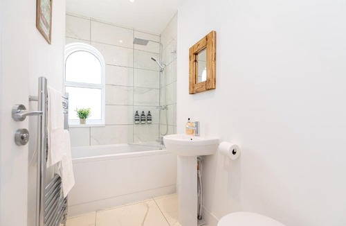 Sway Apartment | Westview Cottage bikes/chef/hot tub