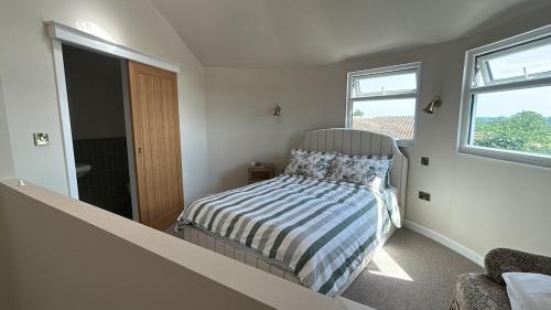 Shenley Apartment | Wheat silo on working farm with padel courts