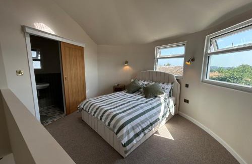 Shenley Apartment | Wheat silo on working farm with padel courts