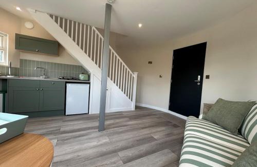 Shenley Apartment | Wheat silo on working farm with padel courts