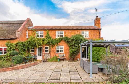Hickling House | Willow Cottage by Leap Escapes