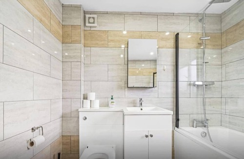 Thornbury House | WindRush Home|Spacious|Comfort|Family|Group|WiFi