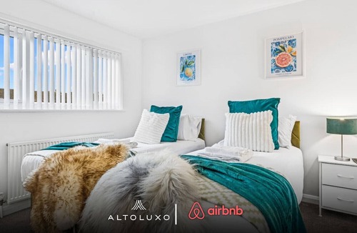 Thornbury House | WindRush Home|Spacious|Comfort|Family|Group|WiFi