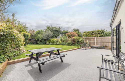 Windsor House | Windsor Charm : Spacious 4-Bed, Parking & Garden