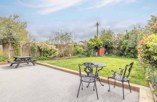 Windsor House | Windsor Charm : Spacious 4-Bed, Parking & Garden