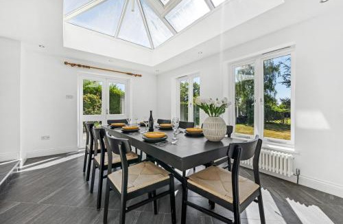 Olton House | Windsor Manor - Luxury 5-bed Retreat in Solihull