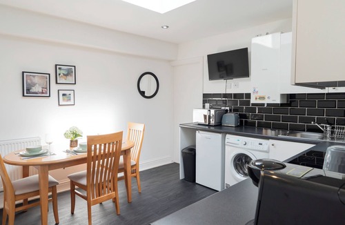 Banbury Apartment | Work-Ready 4‑Bed Home with Parking, Ideal for Teams Working in Banbury and area.