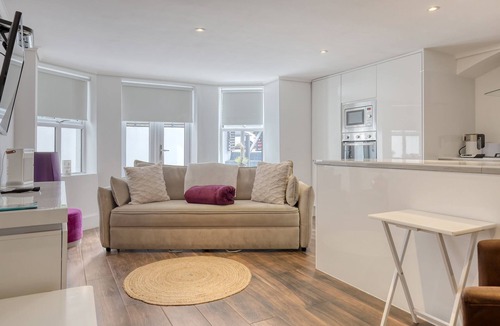 Wanstead Apartment | Writer’s Corner | Luxury 1-Bed with Private Terrace & Parking