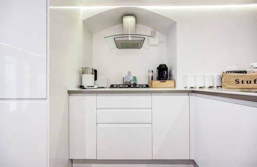 Wanstead Apartment | Writer’s Corner | Luxury 1-Bed with Private Terrace & Parking