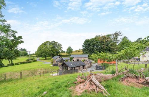 Llangadog House | Y Bwthyn-Oxm