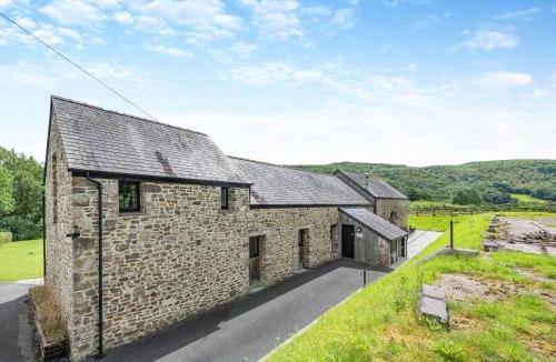 Llandeilo House | Y Stabl