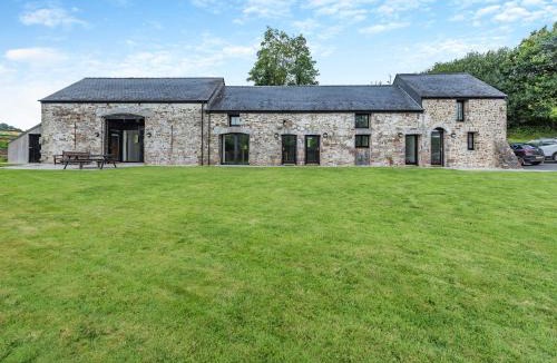 Llandeilo House | Y Stabl