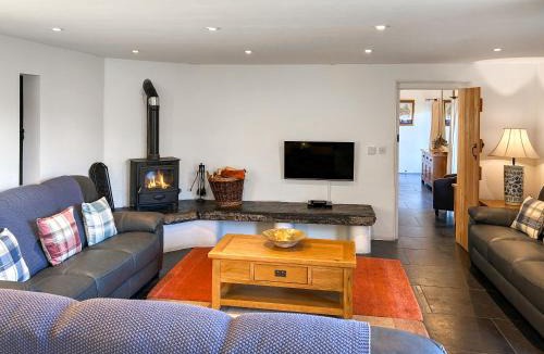 Llandeilo House | Y Stabl