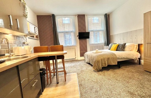 Pontrilas Apartment | Yastayzzz at Studio 10 The Lofts Pierpoint Street