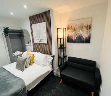Pontrilas Apartment | Yastayzzz Studio 2 Worcester House with Free Parking