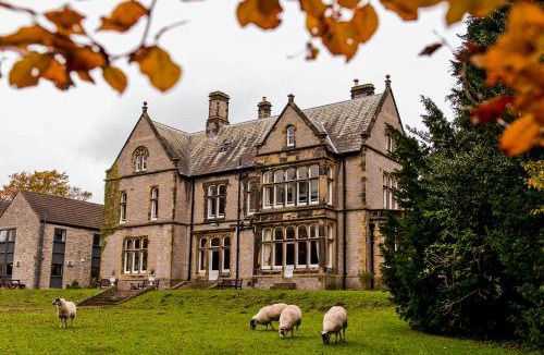 Castleton Hostel | YHA Castleton Losehill Hall