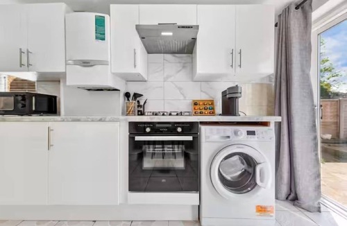 Luton House | Your Perfect Luton Escape+Sleeps 8+Stylish Living