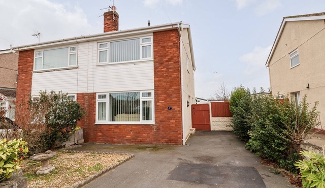 17 THIRD AVENUE, pet friendly, country holiday cottage in Prestatyn