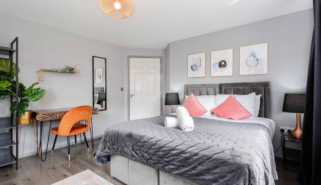 2-Bed Flat | Trafford Centre | Sleeps 5 | Parking