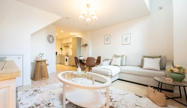 2-Bed Modern Duplex | Parking | 1 Min to Station