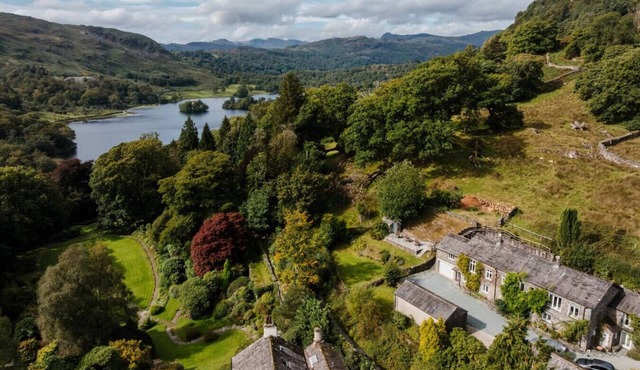 2 Hart Head Barn, Beautiful Renovated Barn in Rydal Sleeping 10. in Ambleside