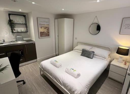 2 Studio flat, 50m from Airbus