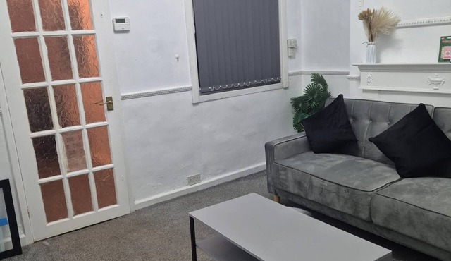 3 Bed Home Free WiFi & Netflix Central Location