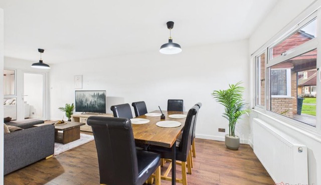 3-Bed Semi-Detached Perfect for Work & Family with Parking in Tilehurst