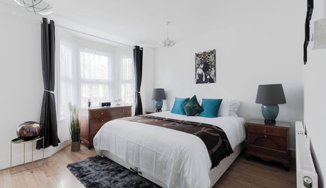 4 Bed House - Sleeps 6 - Garden, Pets, Wifi